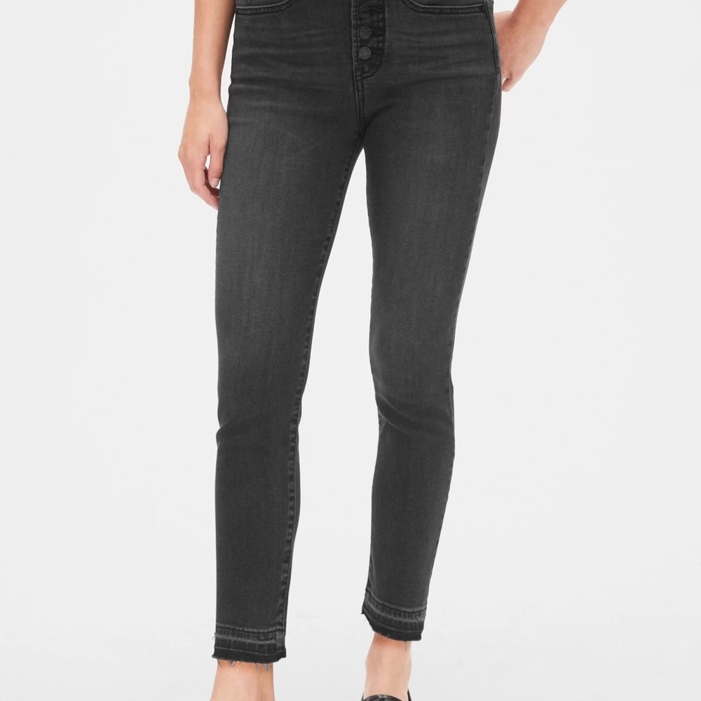 GAP true skinny ankle black denim jeans with raw hem. Size 32 tall